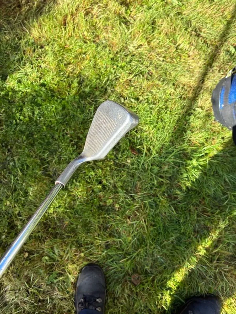 Calloway carry bag +stand  with 2 Wilson drivers and assorted irons - Image 3