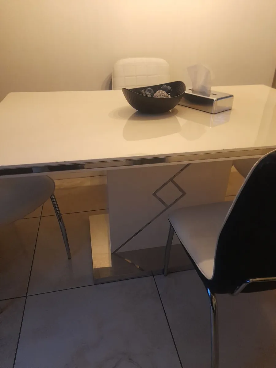 Kicthen table and chairs - Image 2