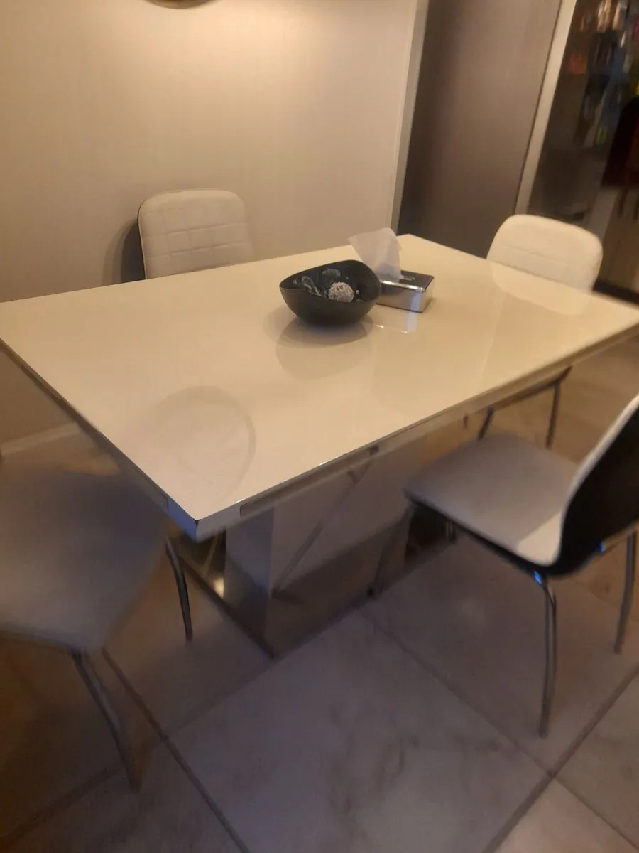 Kicthen table and chairs - Image 1