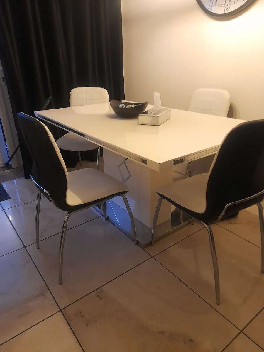 Kicthen table and chairs - Image 3