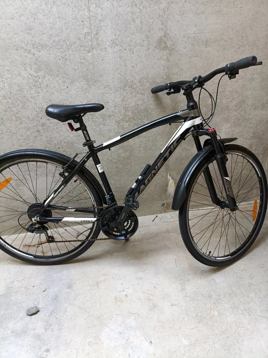Gents hybrid bike size M - Image 1