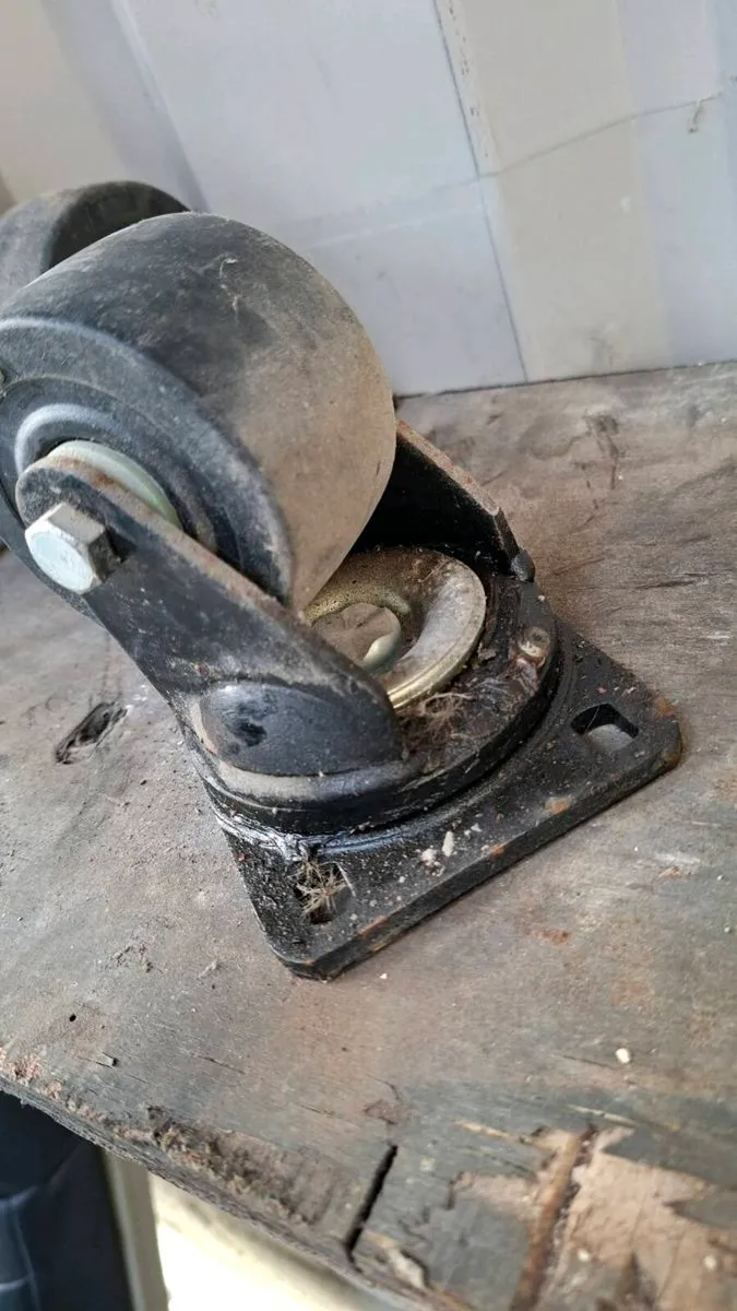 Caster wheels - Image 1