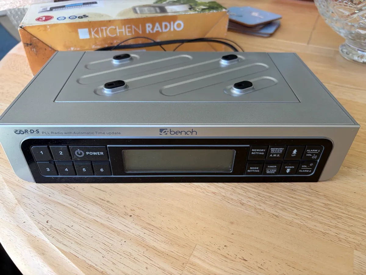 KITCHEN RADIO (with mounting for under cabinets) - Image 3