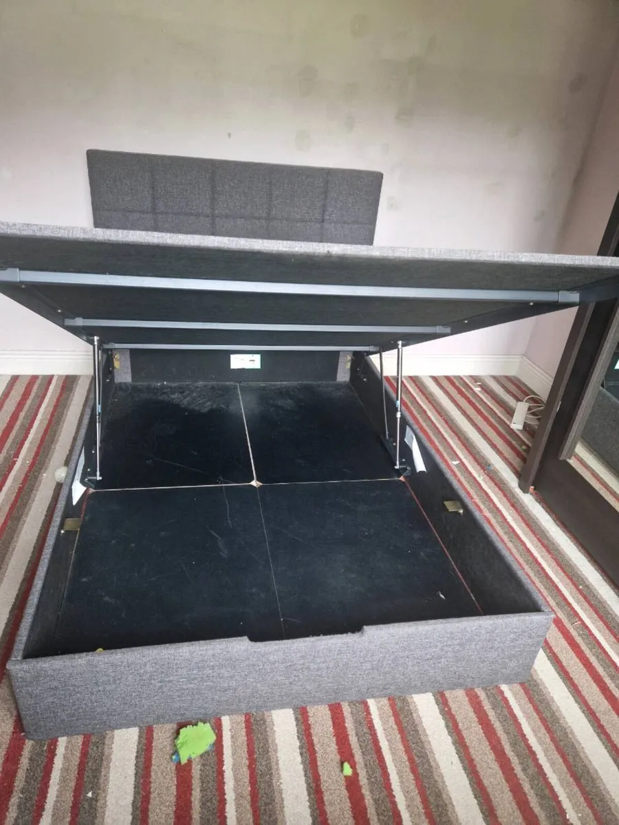 Bed - Image 1