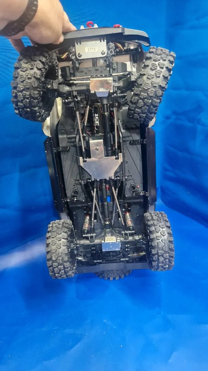 1:10 scale 4WD RC Rock Crawler styled after the Fo - Image 4