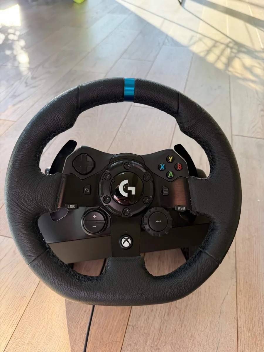 Logitech G923 TrueForce Racing Wheel & Pedals - - Image 2