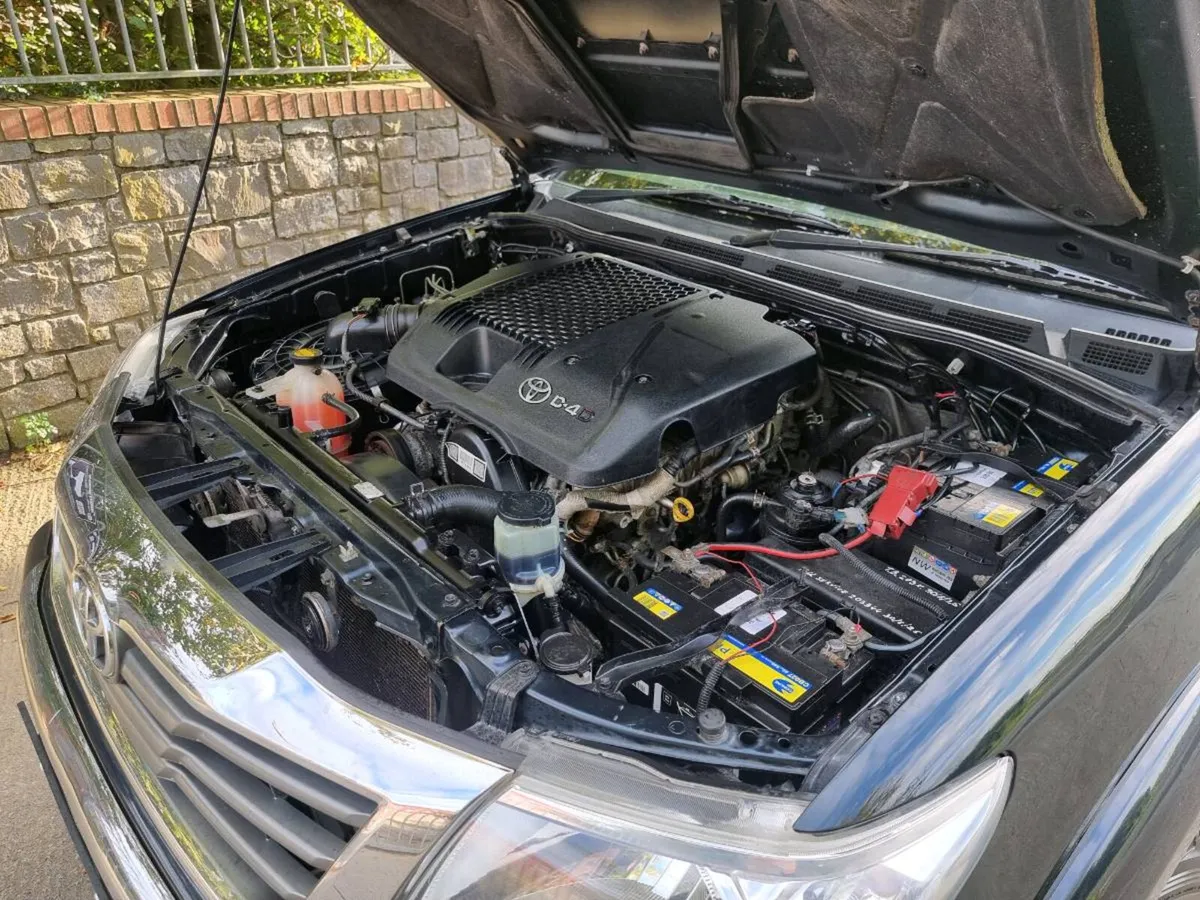 131 Toyota Hilux Invincible 3.0 / cvrt sept 27. - Image 2