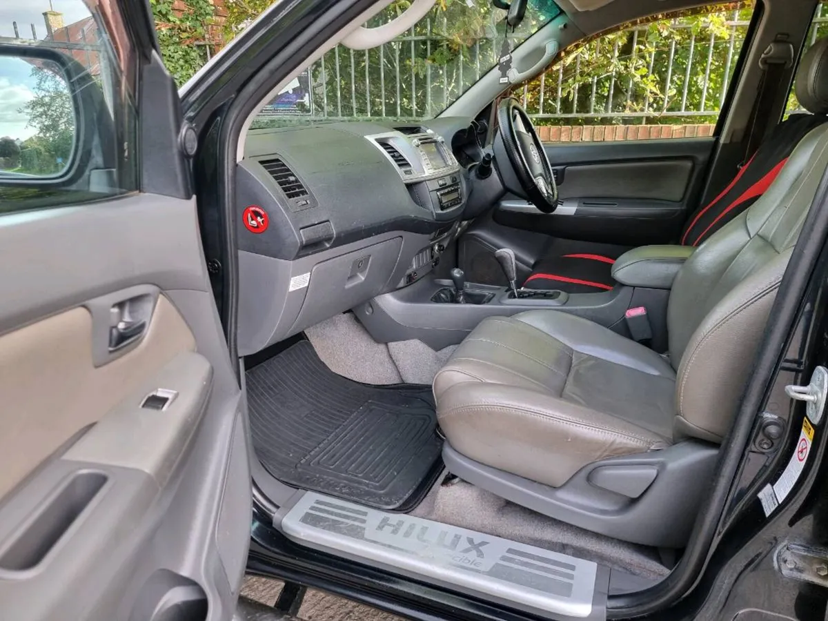 131 Toyota Hilux Invincible 3.0 / cvrt sept 27. - Image 4