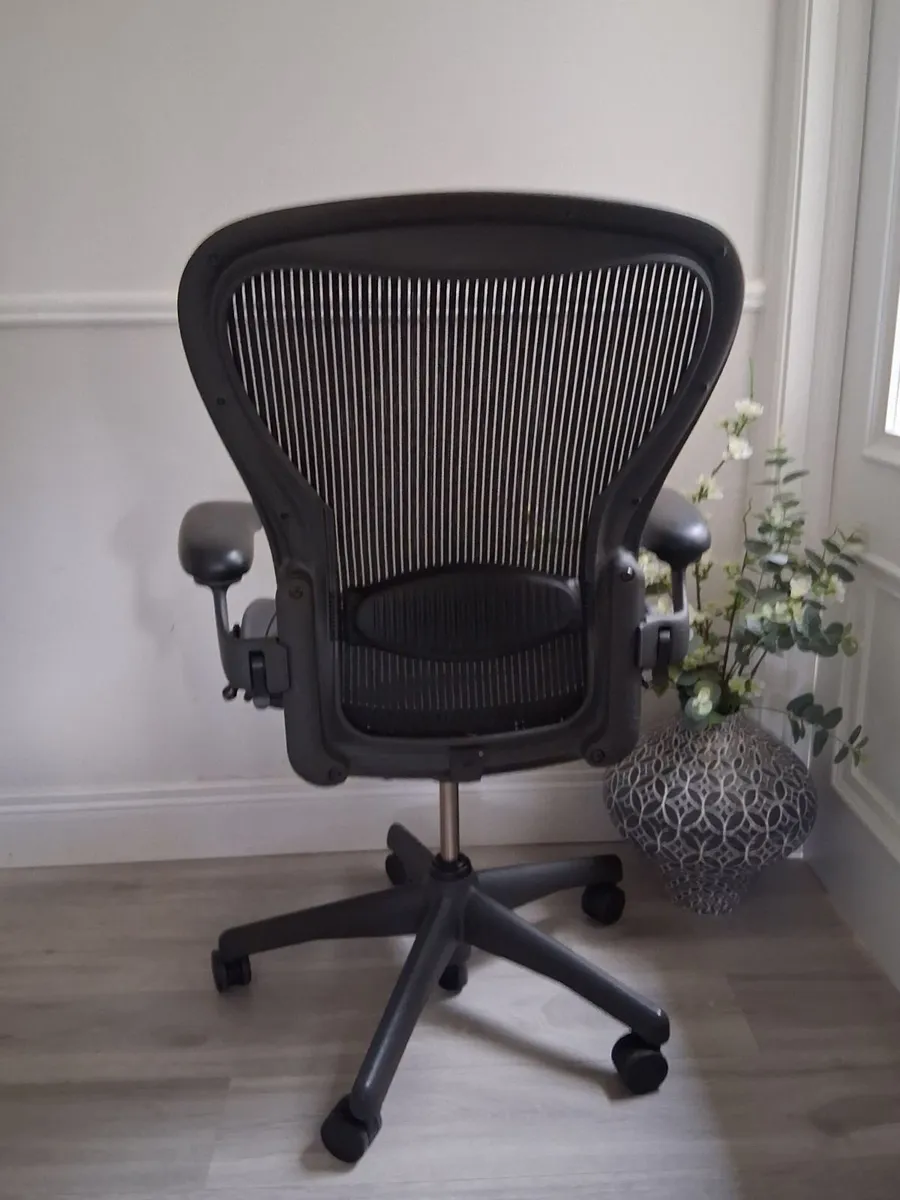 Herman Miller Classic Aeron Size C - Image 4