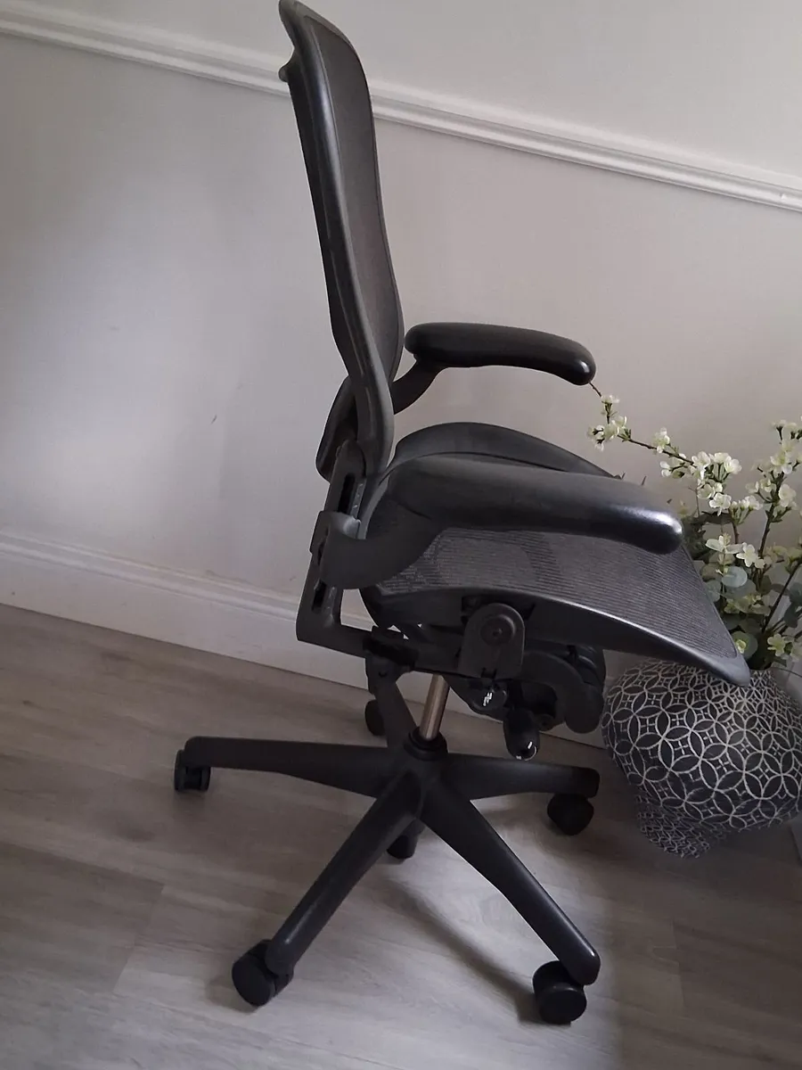 Herman Miller Classic Aeron Size C - Image 2
