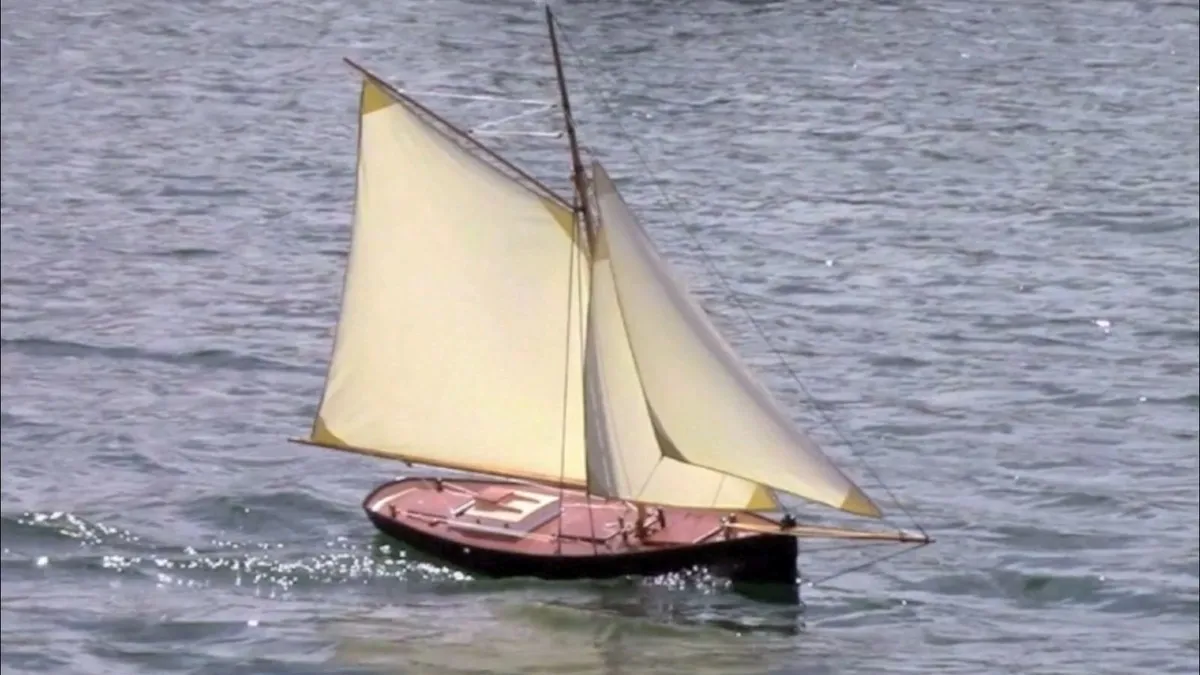 RC Sailing Boat - Image 3