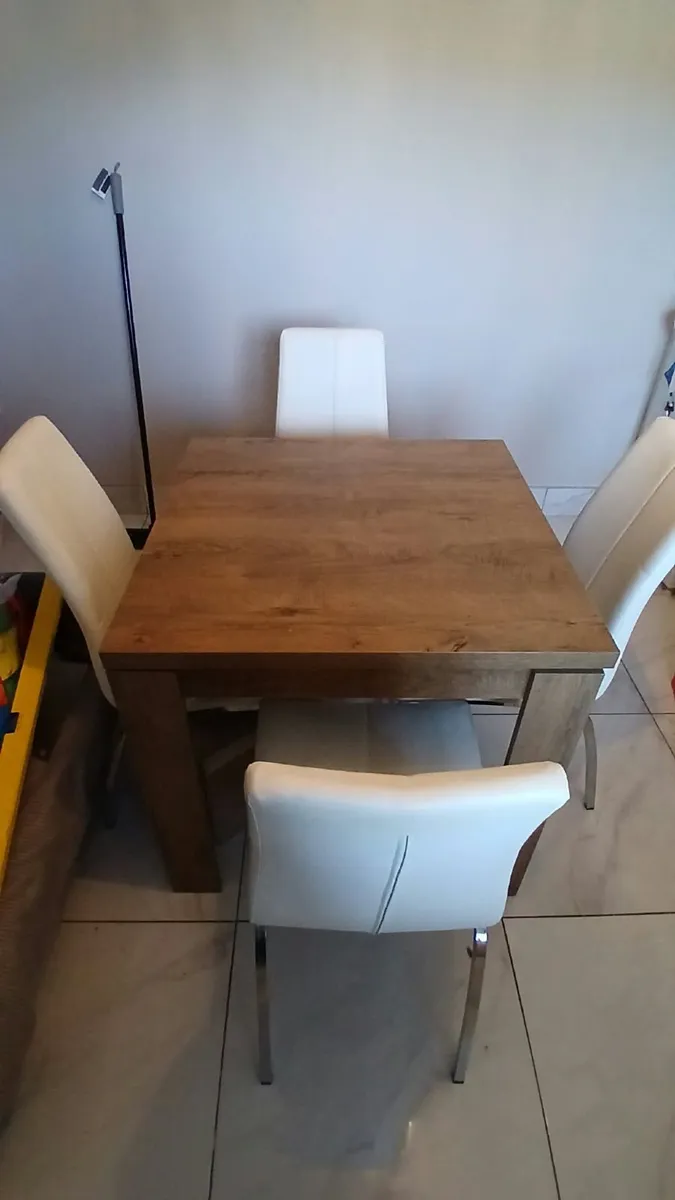 Table and chairs - Image 1