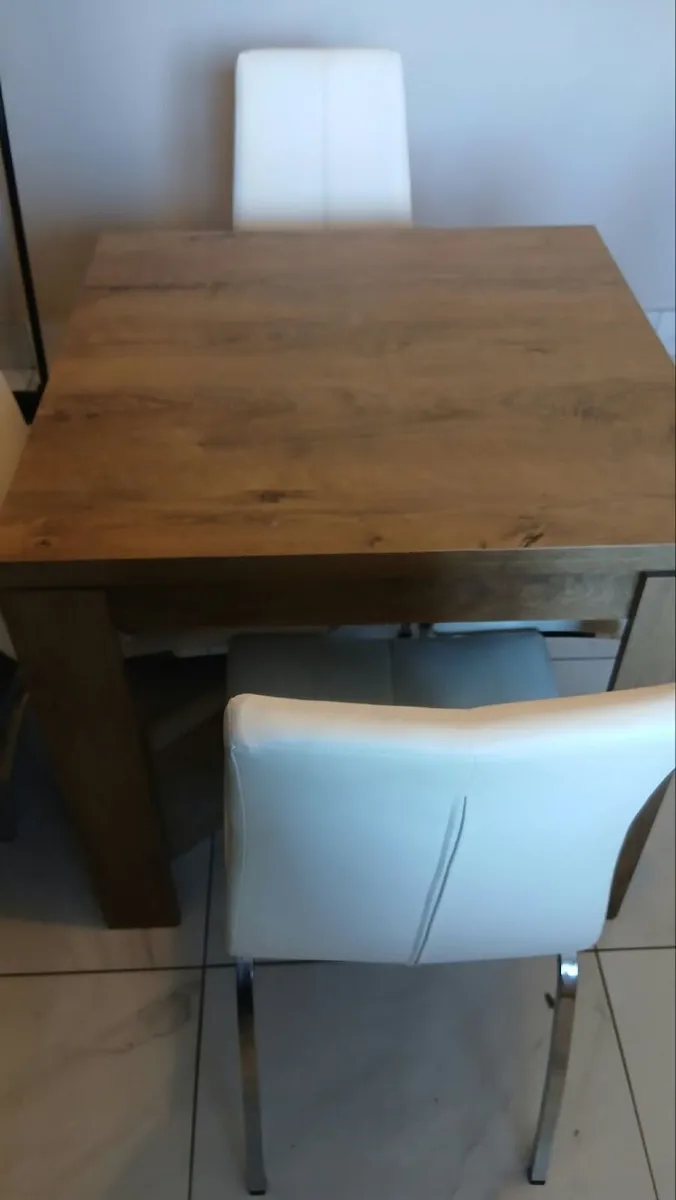 Table and chairs - Image 2