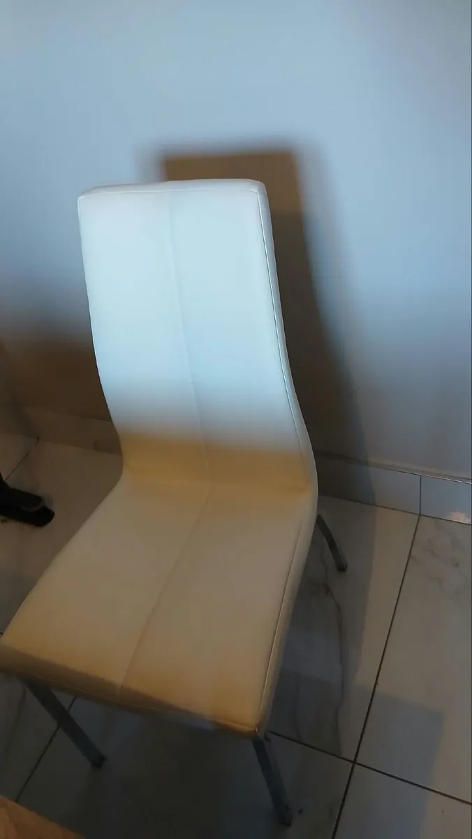 Table and chairs - Image 3