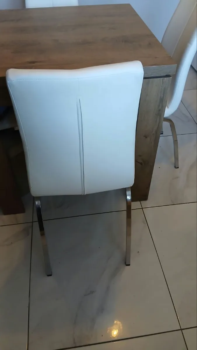Table and chairs - Image 4