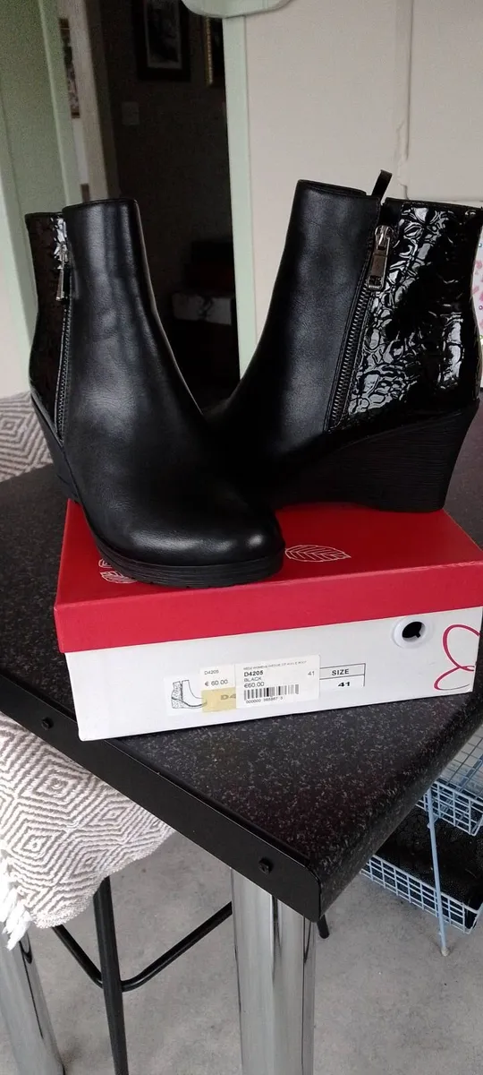 Ladies black boots - Image 2
