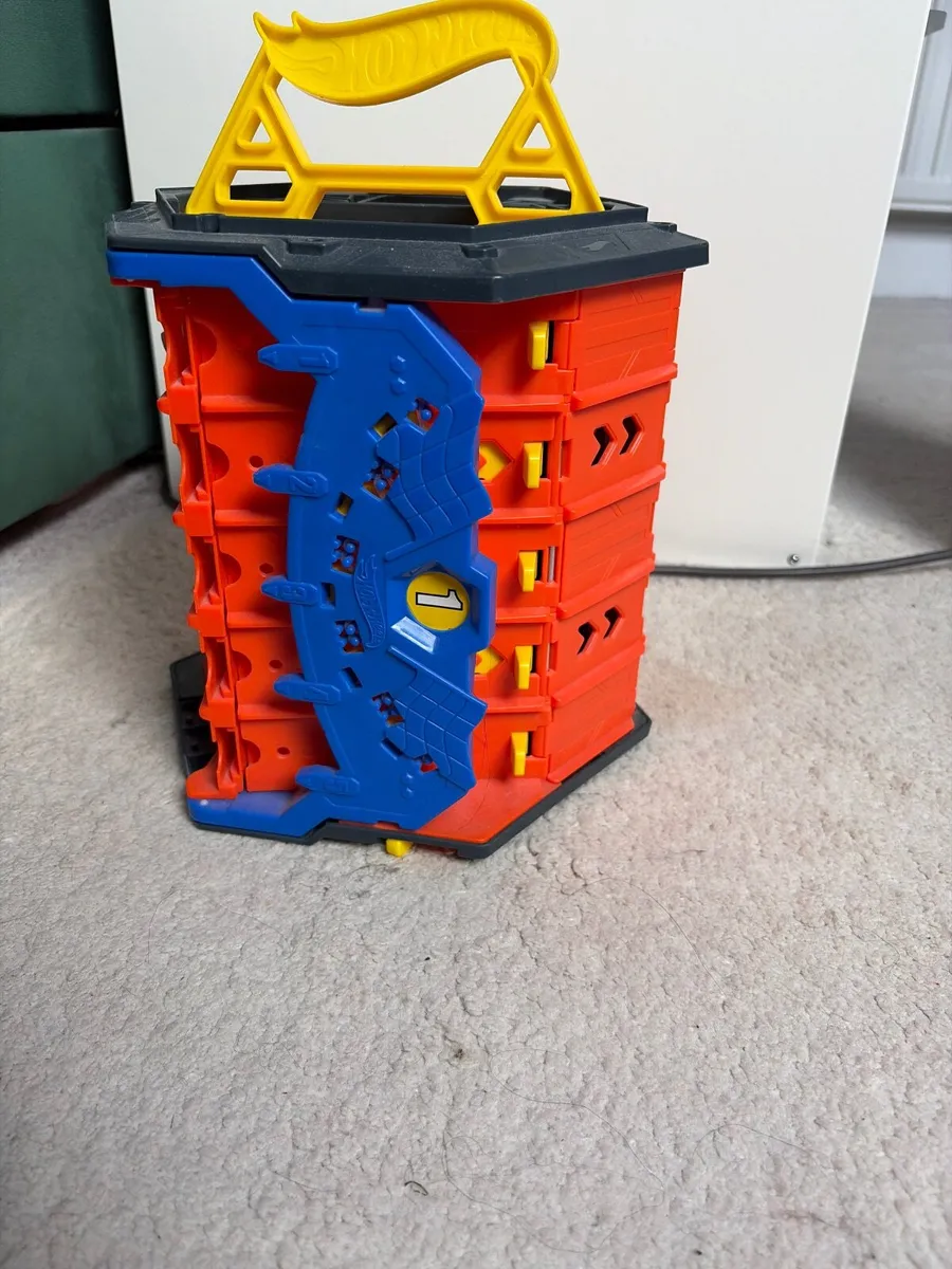 Wheels Roll Out Raceway Track Set -€12