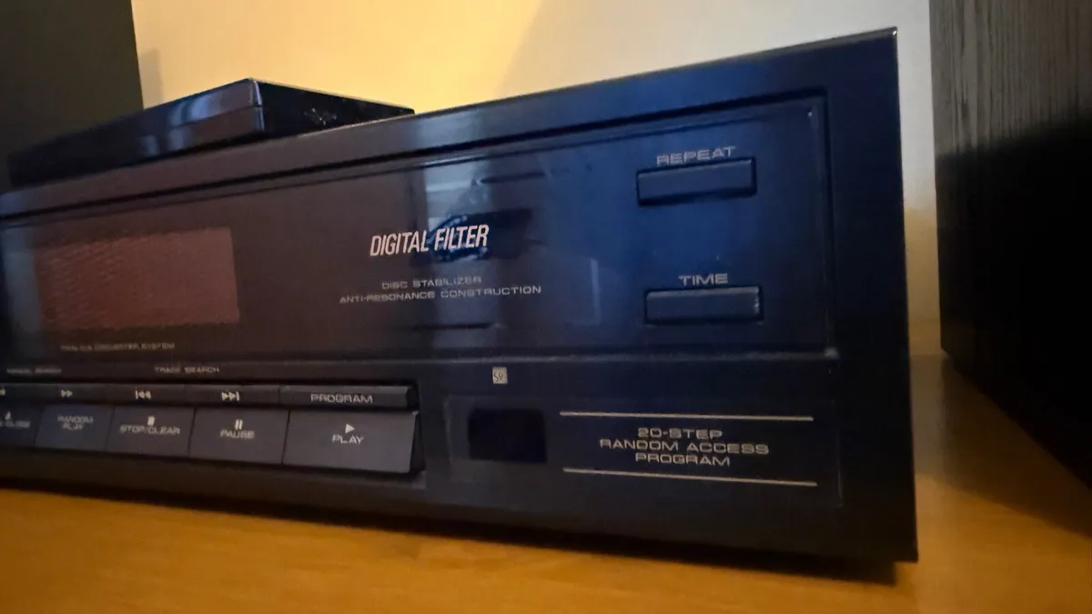 Pioneer CD player It doesn't read CDs. - Image 2