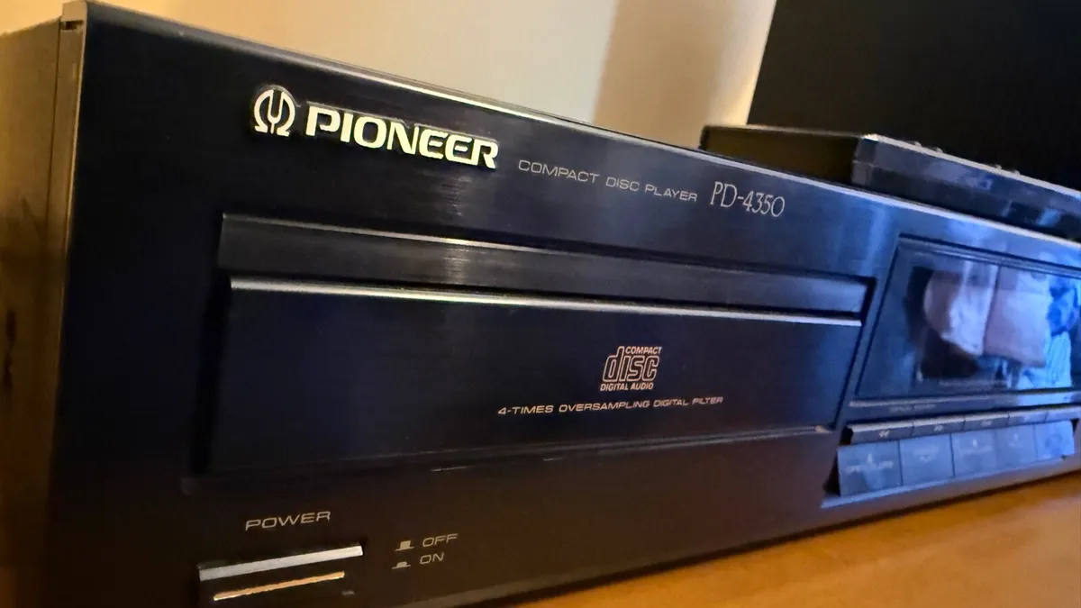 Pioneer CD player It doesn't read CDs. - Image 1