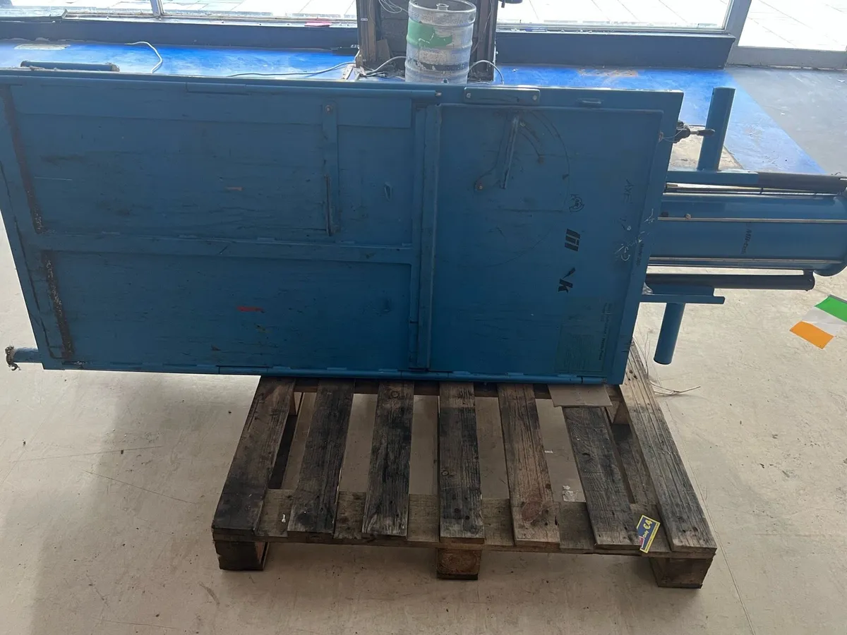 Cardboard compactor - Image 1