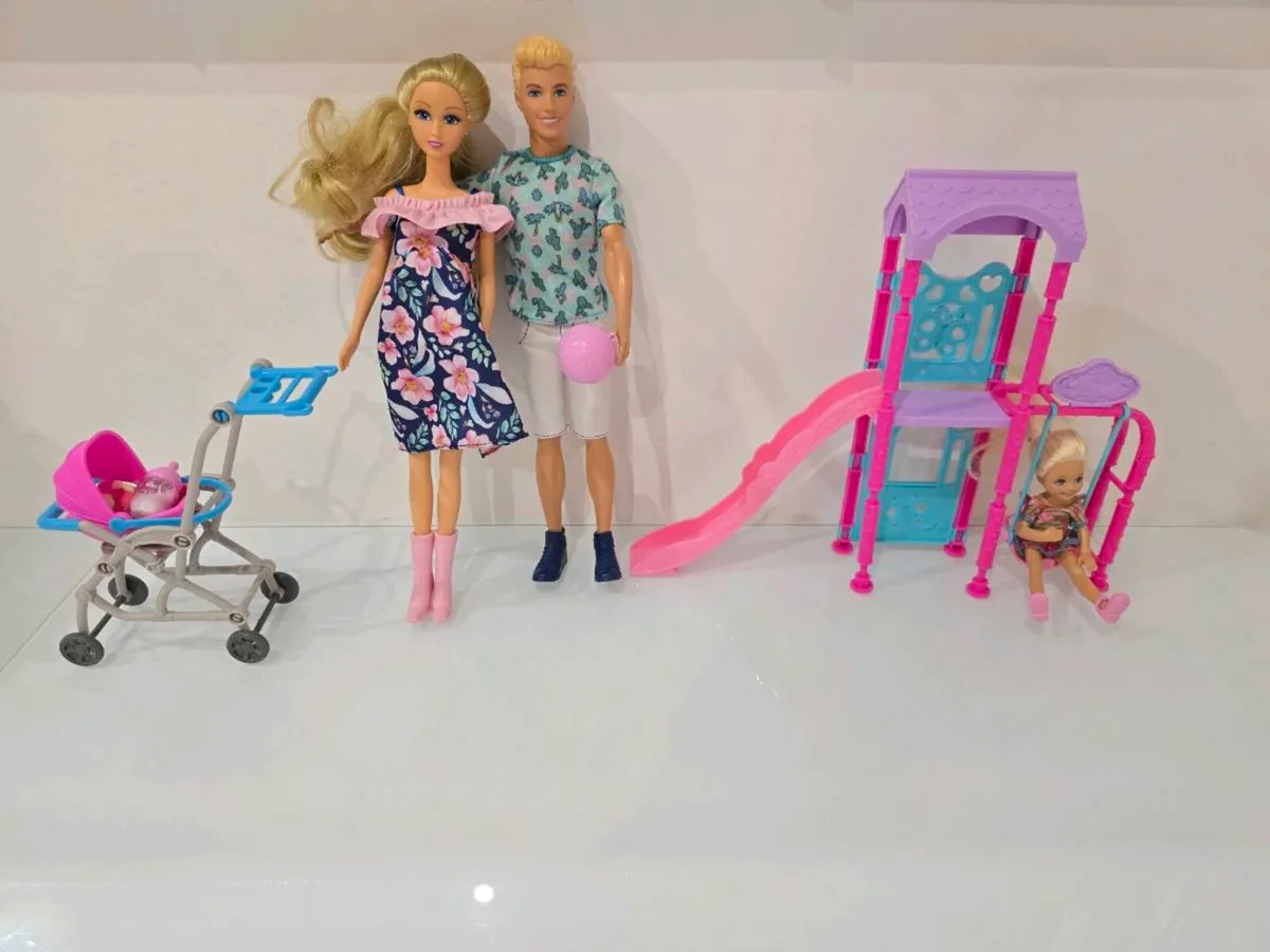 Barbie Family & Playground Set - Image 4