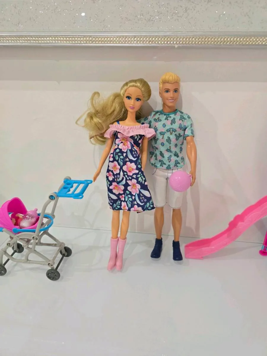 Barbie Family & Playground Set - Image 2