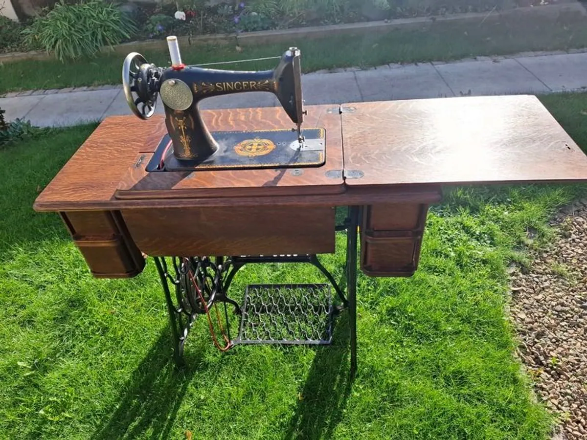 Antique Singer treadle sewing machine - Image 3