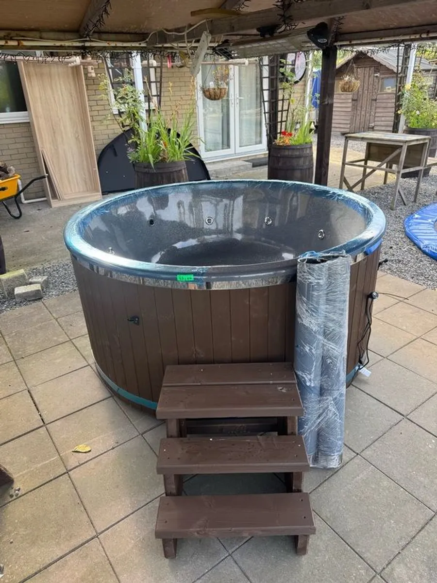Hot tub - Image 1