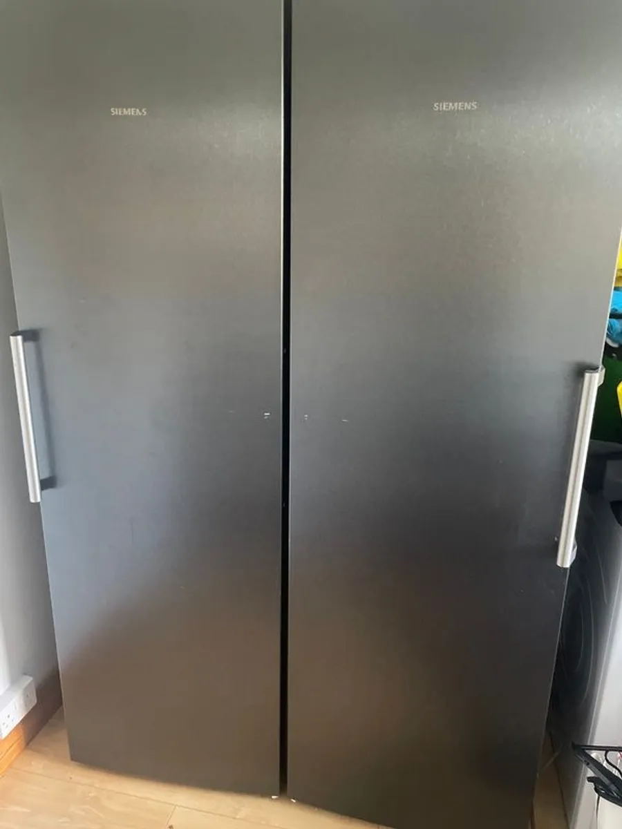 Siemens black freestanding fridge and freezer - Image 1