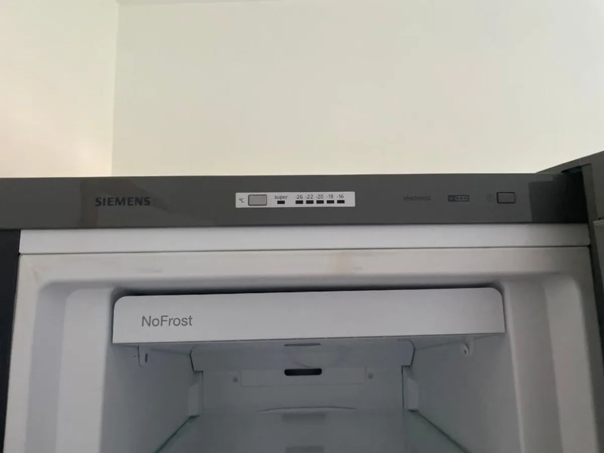 Siemens black freestanding fridge and freezer - Image 3
