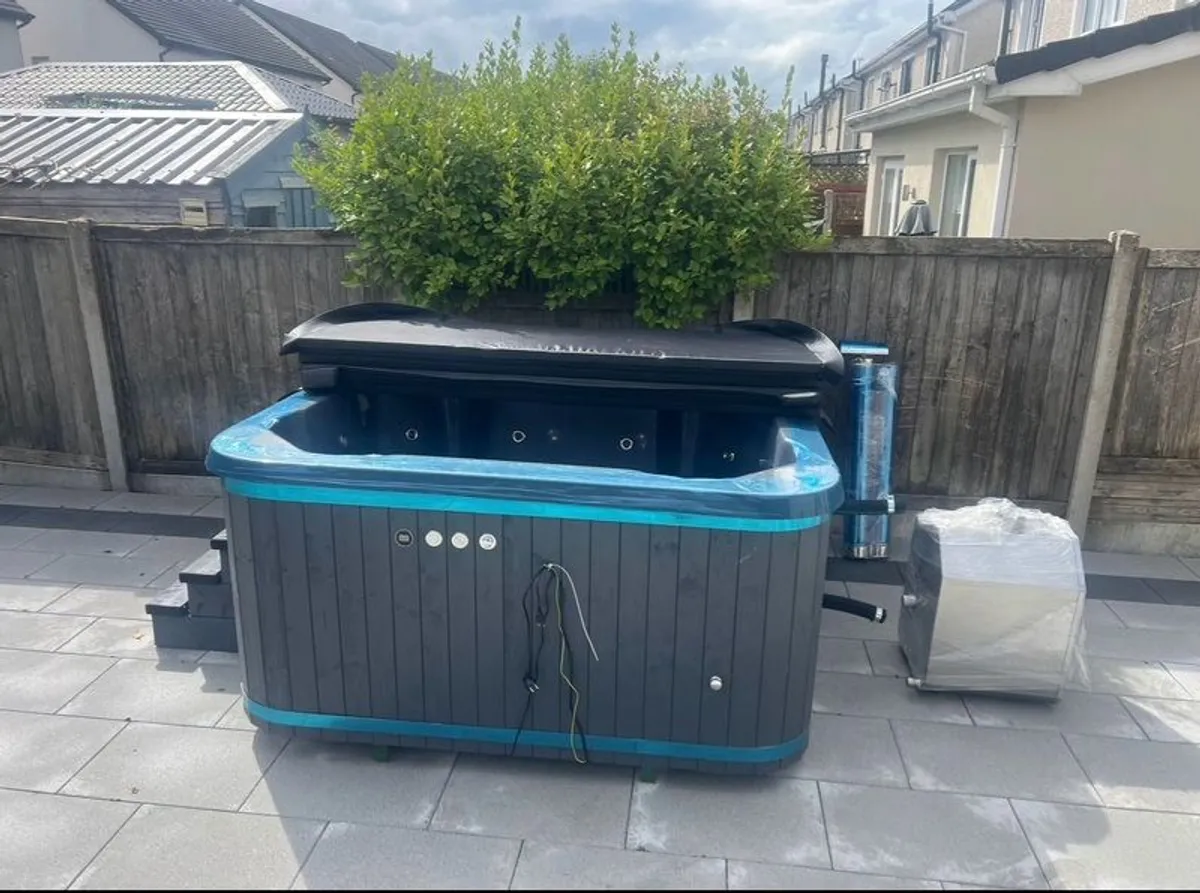 Hot tub - Image 1