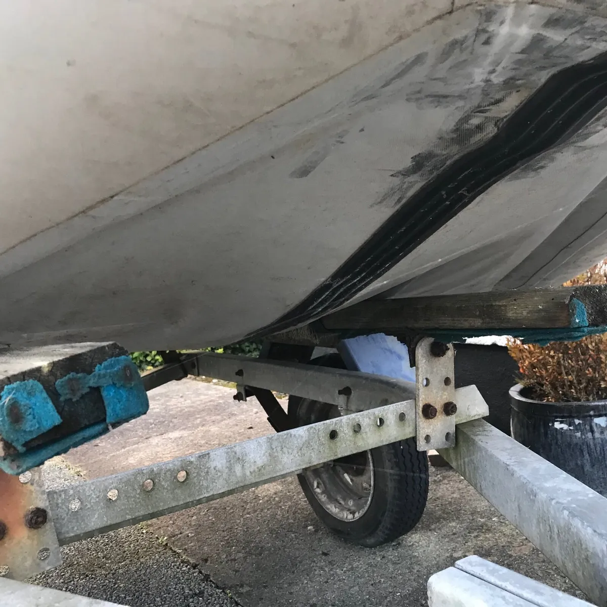 Inflatable boat & trailer. - Image 3
