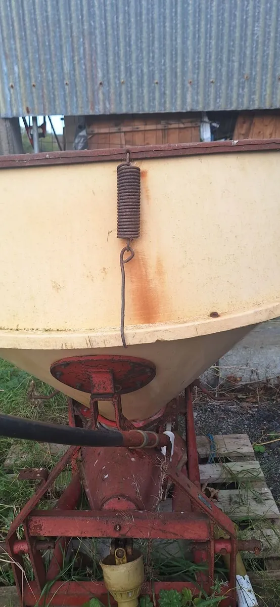 Fertiliser spreader - Image 2