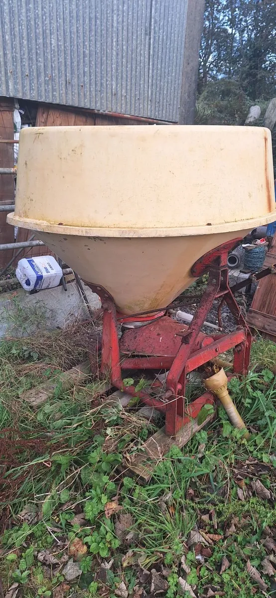 Fertiliser spreader - Image 1