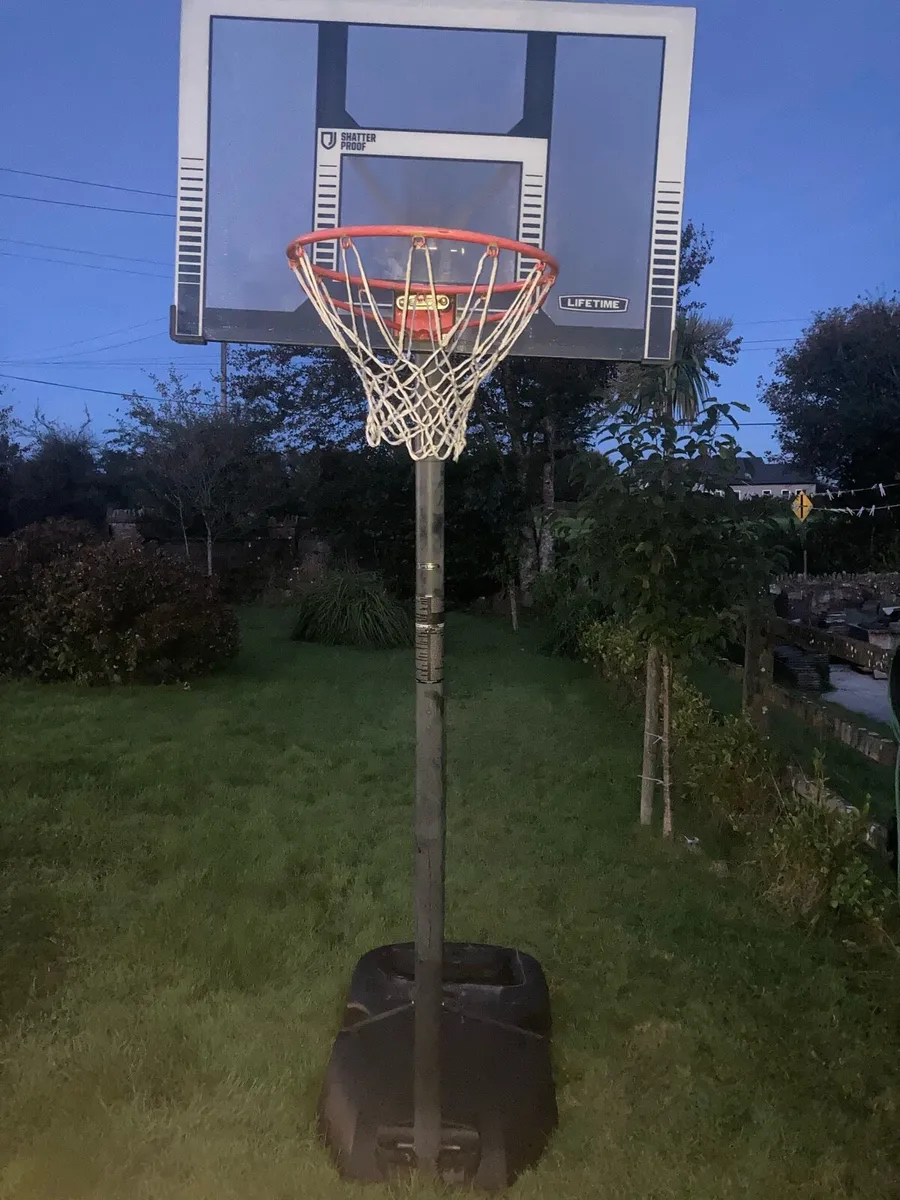 Basketball hoop - Image 1