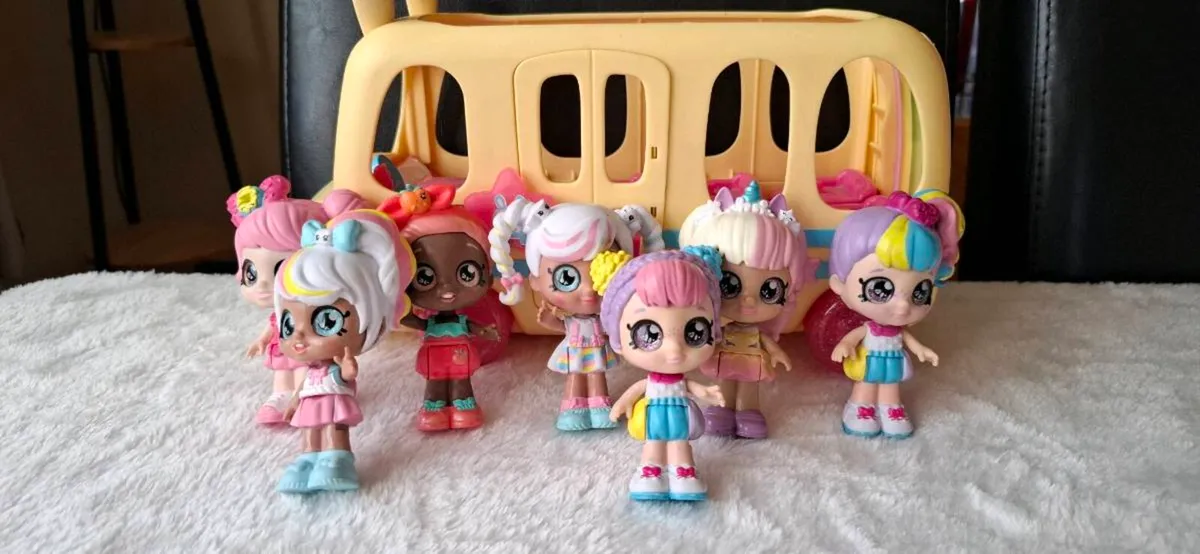 Kindi kid mini dolls and school bus - Image 1