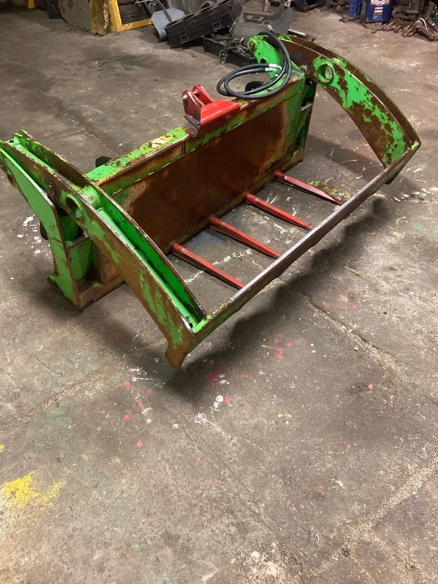 Bale shear with euro  brackets & plastic retainer - Image 1
