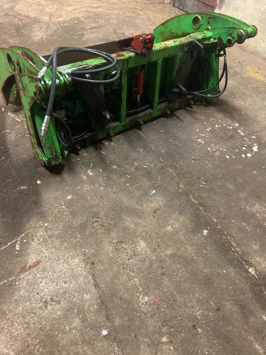 Bale shear with euro  brackets & plastic retainer - Image 3