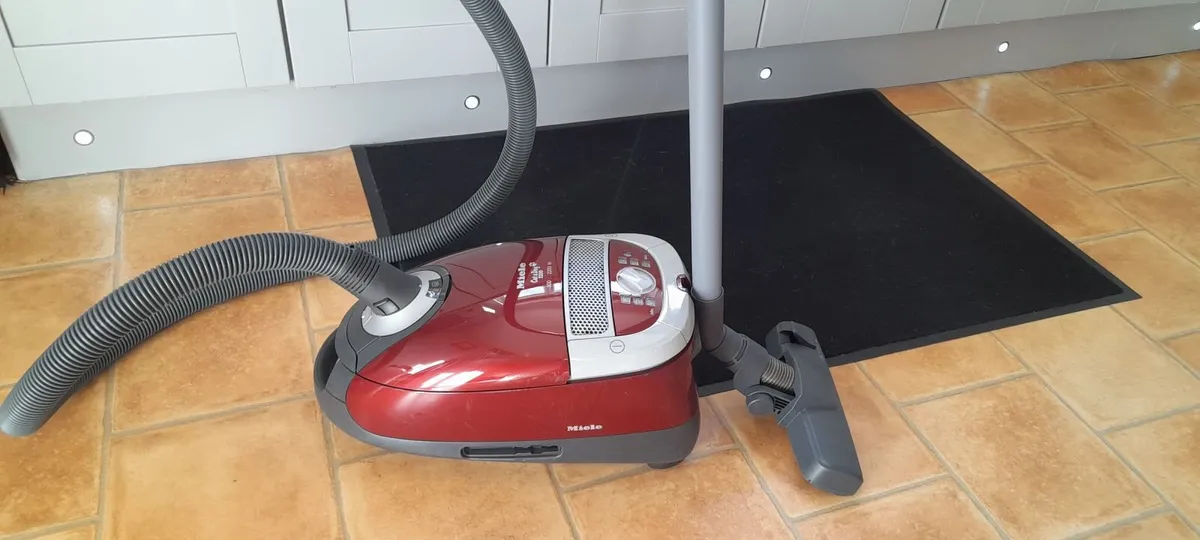 Miele C&D vacuum/Hoover cleaner - Image 2