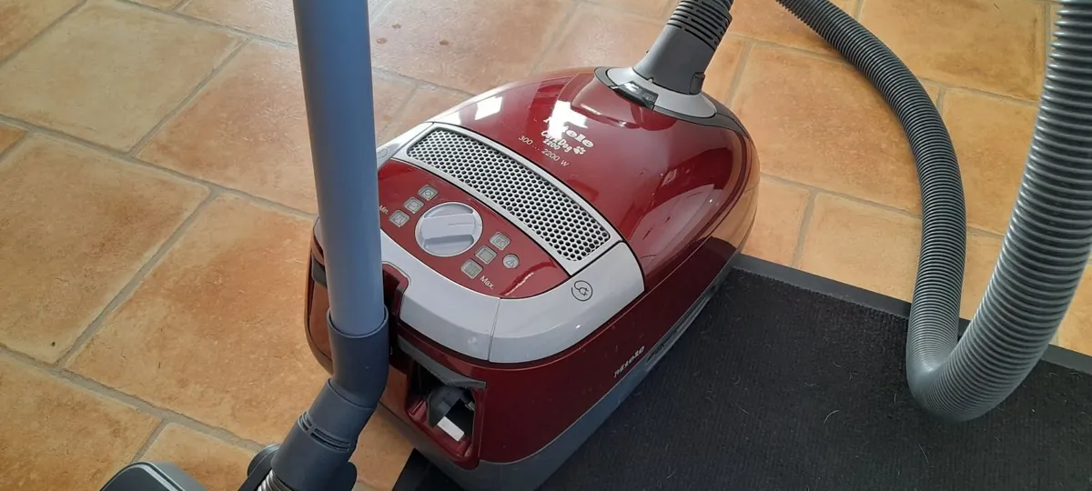 Miele C&D vacuum/Hoover cleaner - Image 3