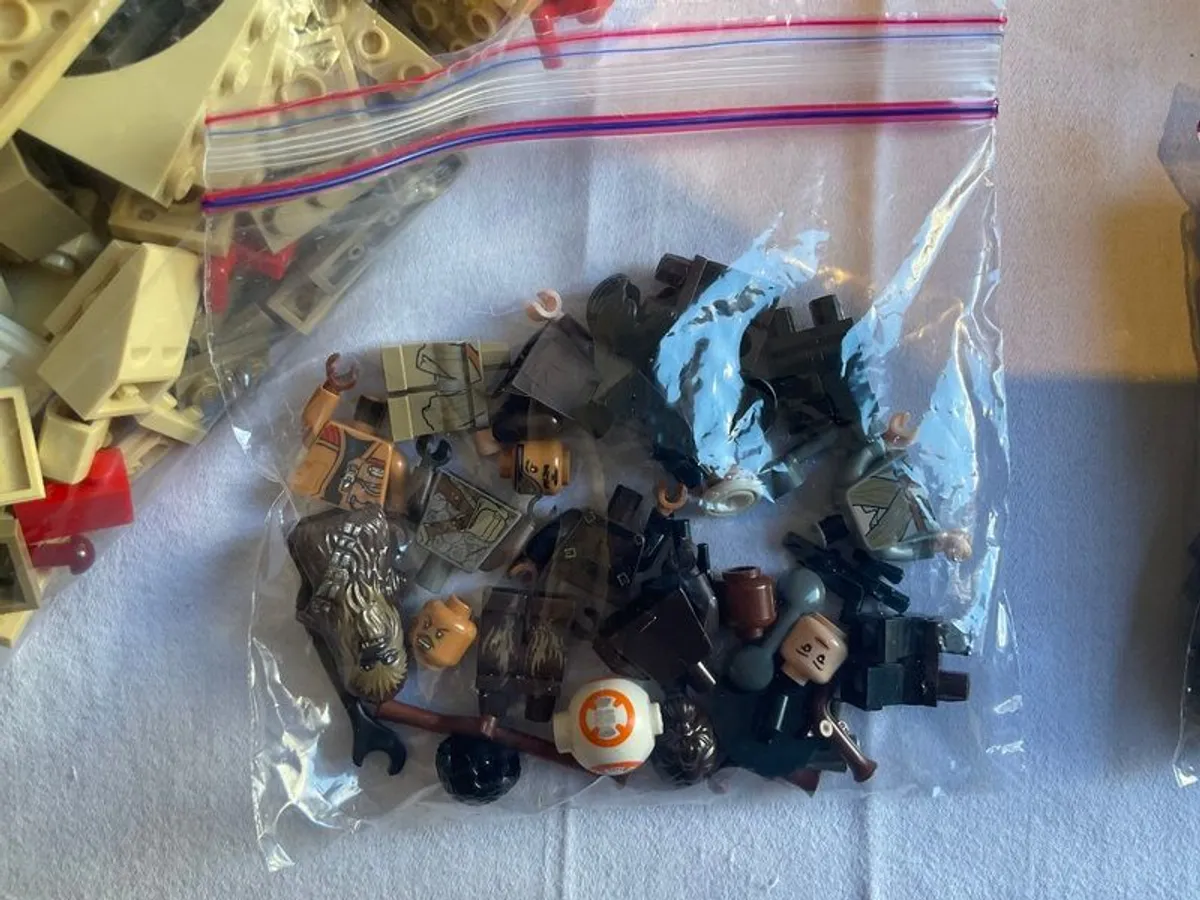 Lego Star Wars Millenium Falcon 75105 - Image 4