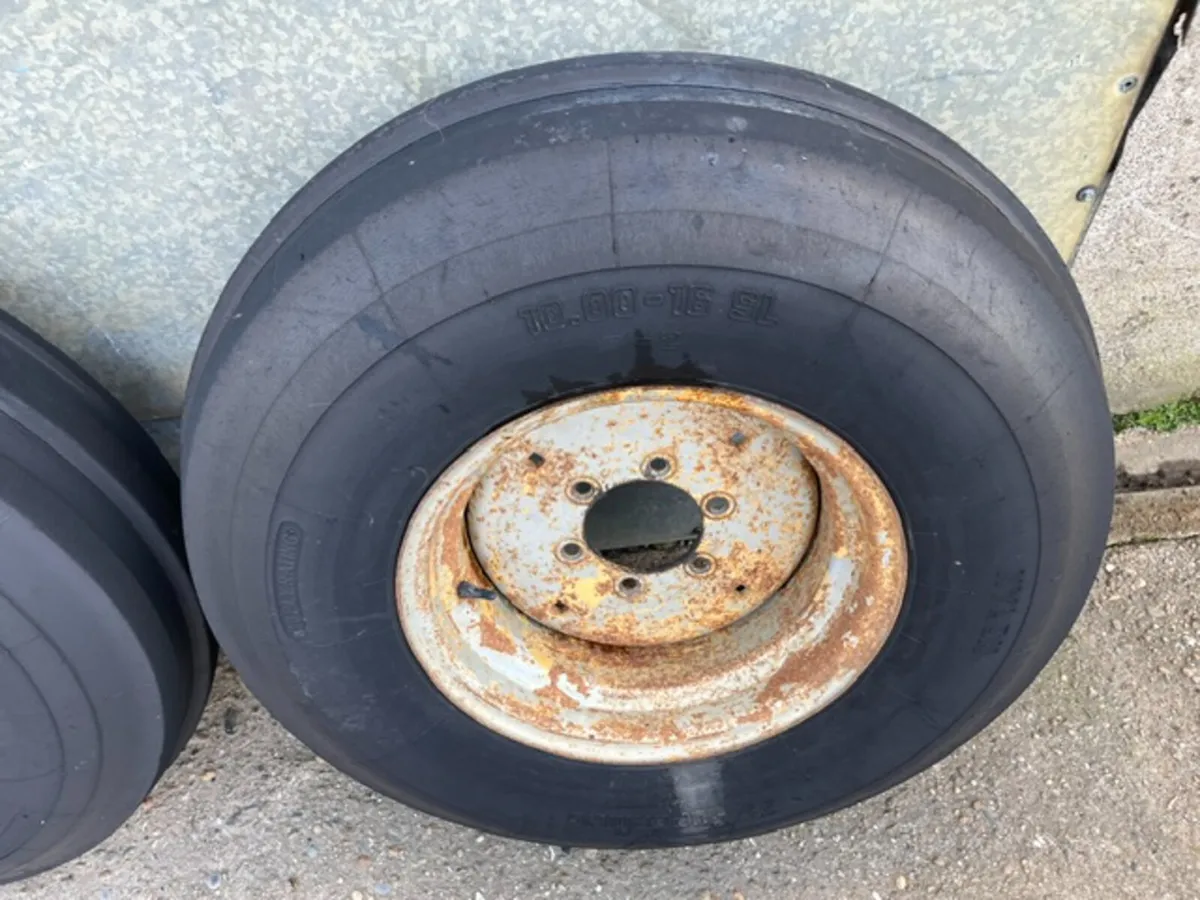 Pair 1000 x 16 Wheels and Tyres - Image 3
