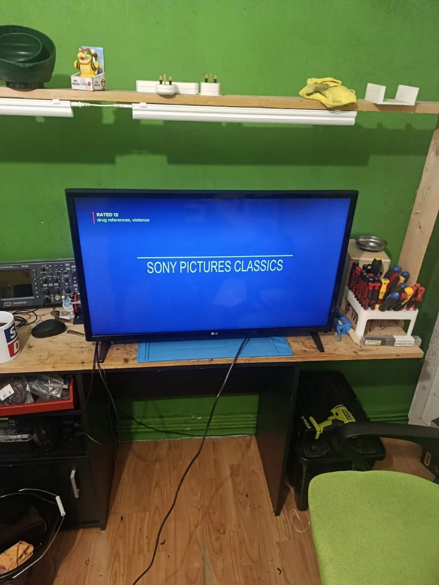 LG 32-inch Smart - Image 2