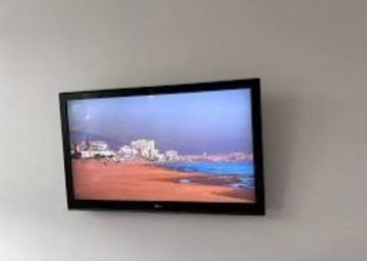 LG 42" Full HD LCD TV (Model: 42CS460-ZA