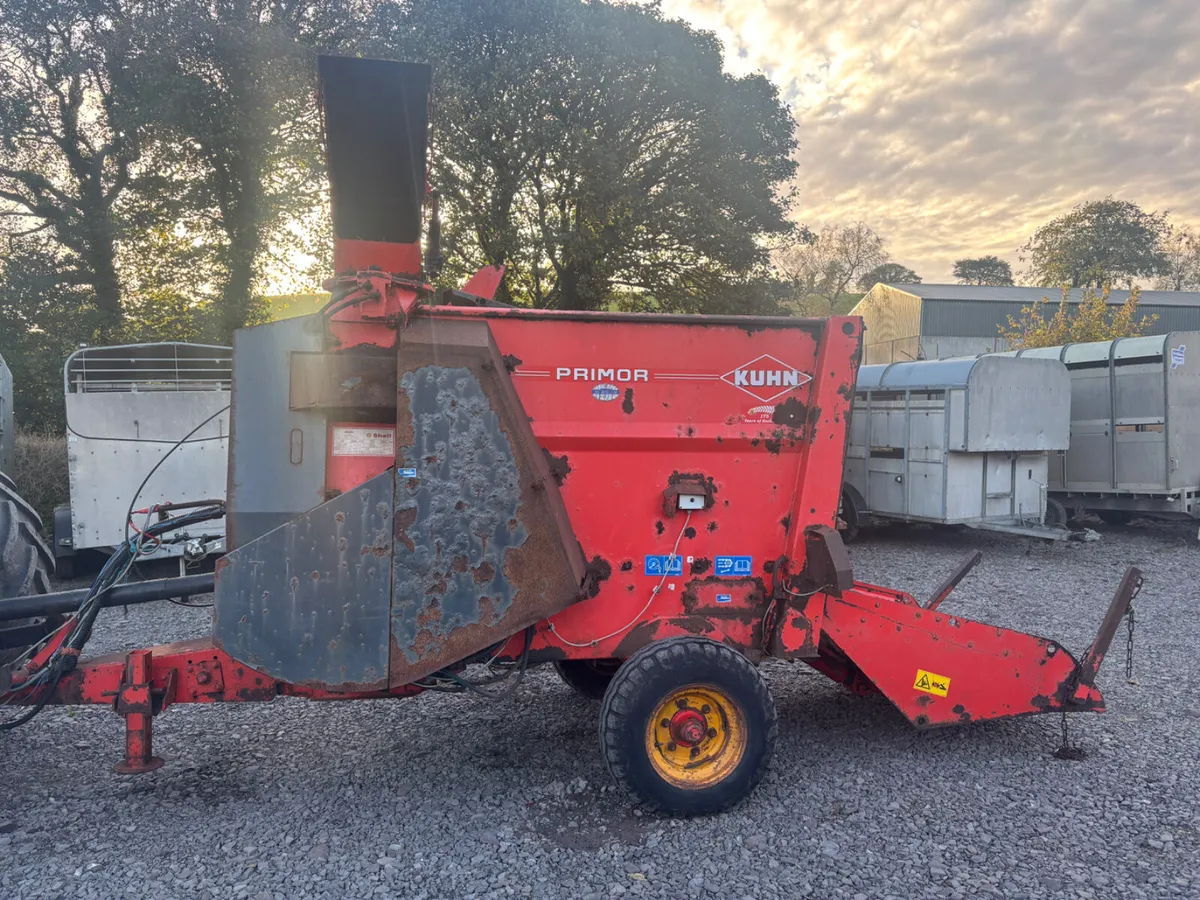 Kuhn 3560 straw/ silage chopper / feeder - Image 1