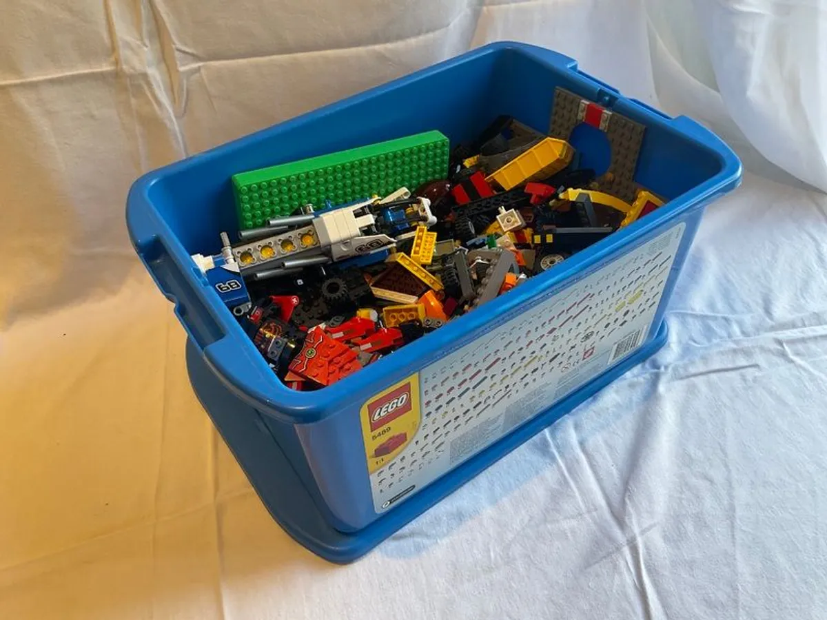 Box with 3Kg of Lego pieces - Image 1