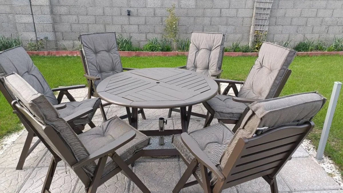 Garden table and 6 chairs