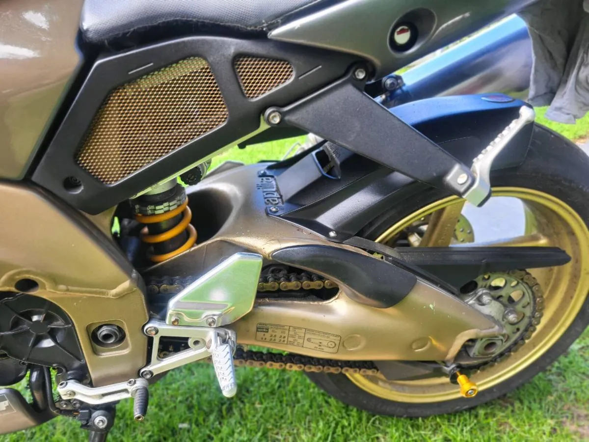 Aprilia motorcycle - Image 4