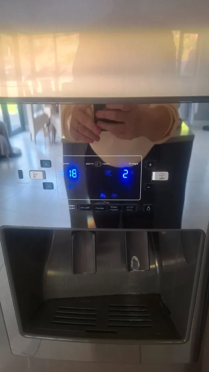 Whirlpool 6th Sense Fridge Freezer American Style - Image 3