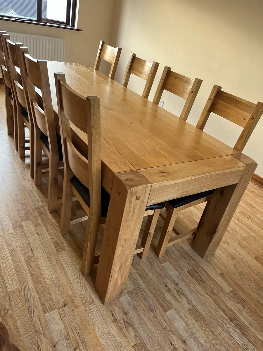 Solid oak dining table with 8 matching chairs - Image 1
